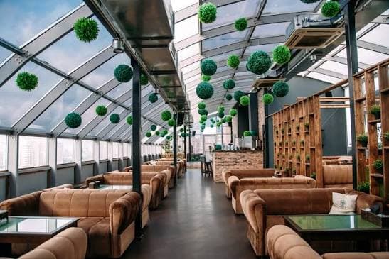 Skyline Lounge — tetőteraszos bár panorámával